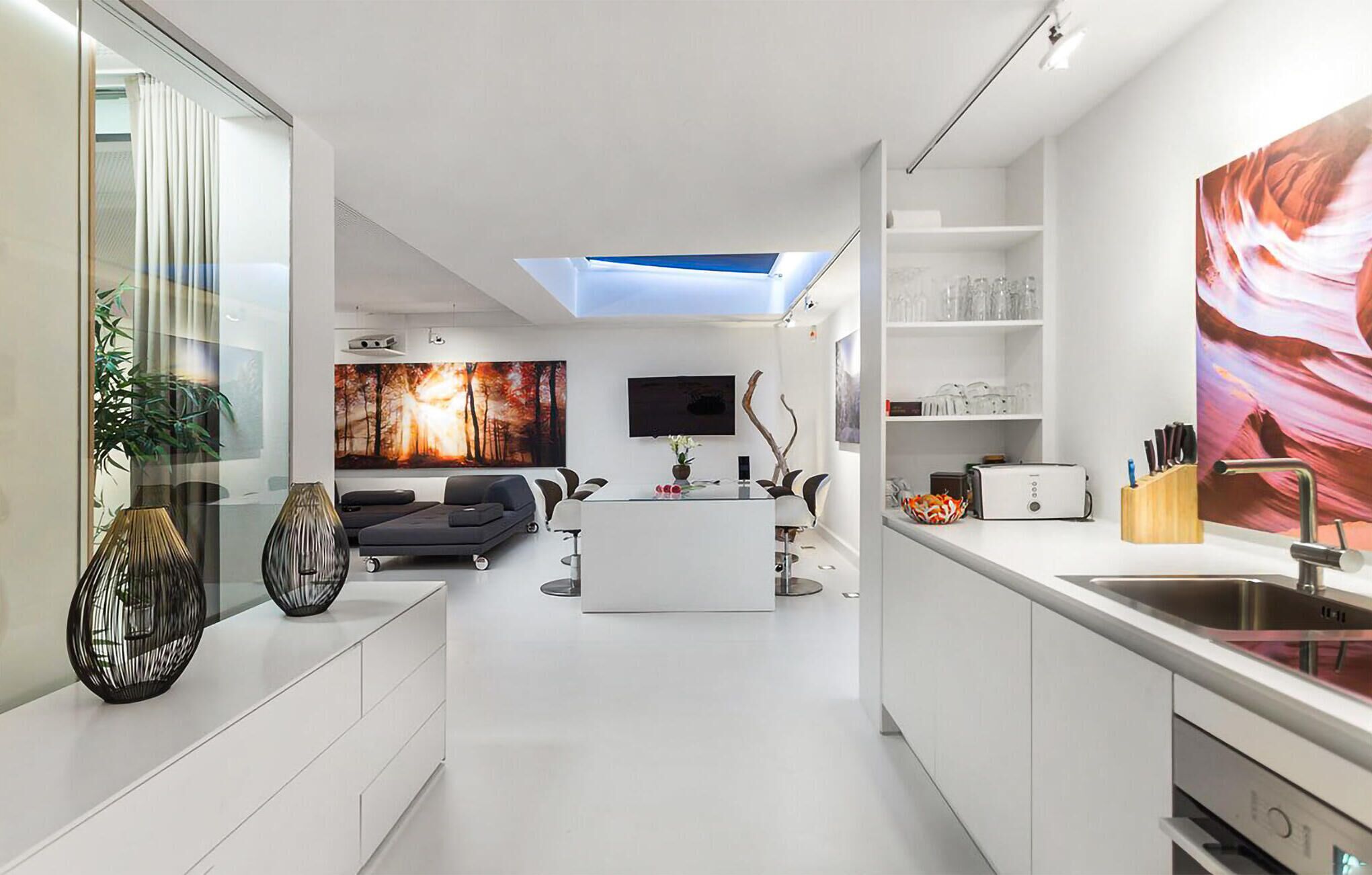 Kühlschrank, Geschirrspüler, Wasserkocher mit Kaffee-/Teezubehör