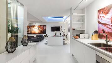 Kühlschrank, Geschirrspüler, Wasserkocher mit Kaffee-/Teezubehör