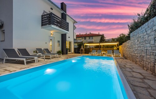 Awesome home in Baska