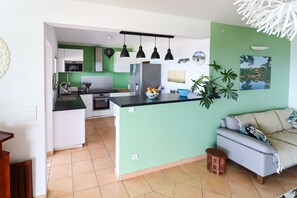 TV connectée, livres, écrans d'ordinateur