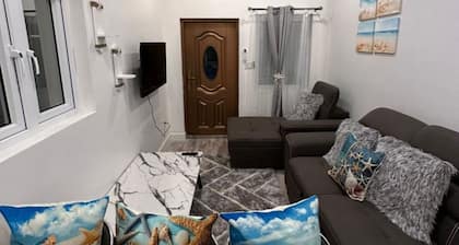 5 min walk or rent a bike to Turtle Beach