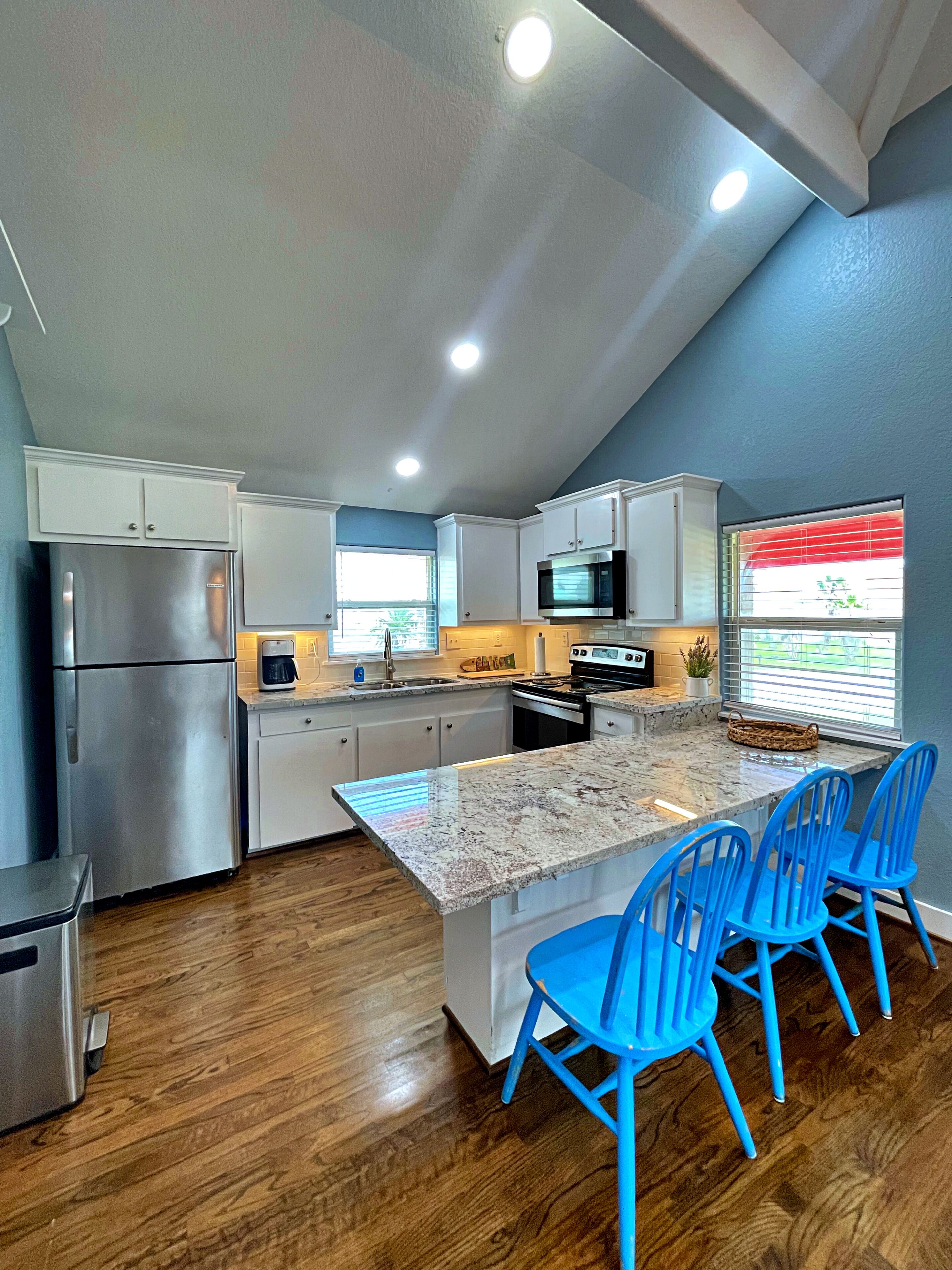 Kjøleskap, mikrobølgeovn, ovn og kokeplater