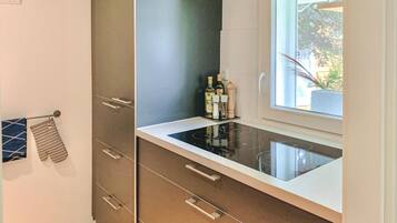 Fridge, stovetop, dishwasher, coffee/tea maker