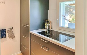 ثلاجة، موقد طهي مسطح، غسالة أطباق، ماكينة لصنع القهوة/الشاي