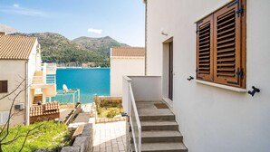 Un bâtiment situé sur la côte, offrant une vue sur la mer et les montagnes.