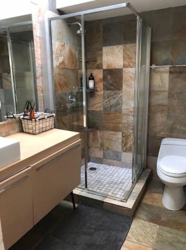 Douche, serviettes fournies, savon, papier toilette