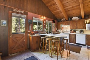 Fridge, microwave, coffee/tea maker, toaster - Family Friendly Cabin - Lake/Trails/Dogs Ok (Carnelian Bay)