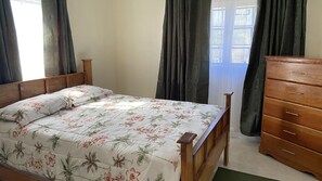 2 bedrooms, iron/ironing board, free WiFi, bed sheets - Rolleville Darling House - 2 minute walk from the beach! (Exuma)