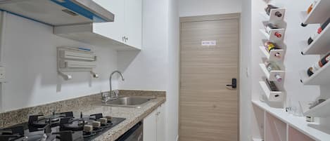 Fridge, microwave, stovetop, dishwasher