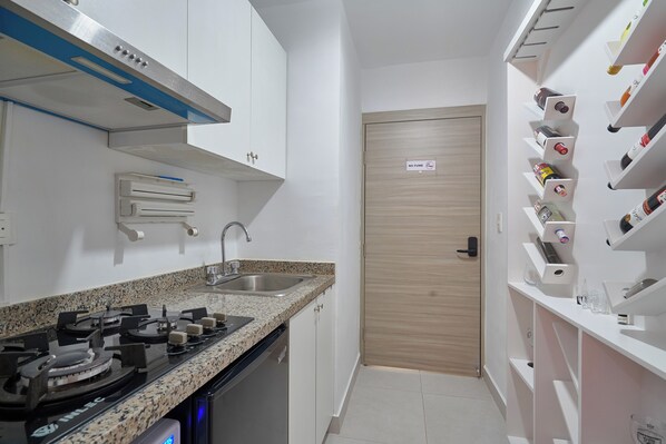 Kühlschrank, Mikrowelle, Herdplatte, Geschirrspüler