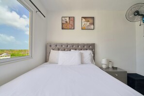 1 chambre, coffre-fort, bureau, fer et planche à repasser