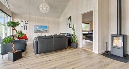 Nice home in Blåvand with kitchen