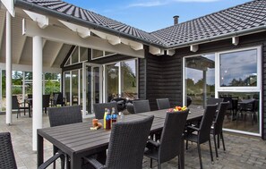 تناول الطعام بالخارج