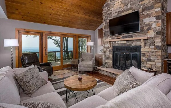 TV, fireplace - 4min to Ski! Mntn Views Hot Tub Fireplace 52" Roku (Nellysford)