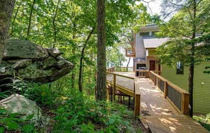 Terrace/patio - 4min to Ski! Mntn Views Hot Tub Fireplace 52" Roku (Nellysford)