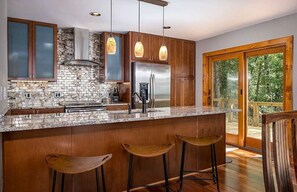 Fridge, microwave, oven, stovetop - 4min to Ski! Mntn Views Hot Tub Fireplace 52" Roku (Nellysford)