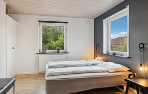 3 bedrooms, iron/ironing board, travel crib, free WiFi - Stunning home in ålbæk with kitchen (Ålbæk)