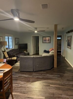 Living area - Crystal Lake Resort 2 (Keystone Heights)
