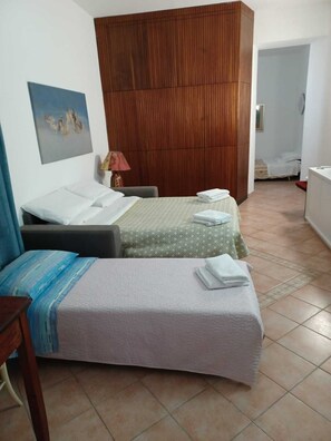 2 Schlafzimmer, Schreibtisch, Bügeleisen/Bügelbrett, Reisekinderbett