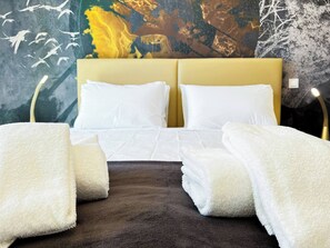 1 غرفة نوم وخزنة داخل الغرفة ومكواة/لوح كي وسرير سفر