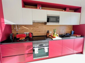 Kühlschrank, Mikrowelle, Ofen, Herdplatte