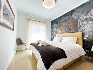 1 chambre, coffre-fort, fer et planche à repasser, lit de bébé portatif