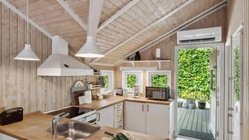 Køleskab, ovn, opvaskemaskine, kaffe-/temaskine