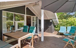 Outdoor dining - Amazing home in Hornbæk with kitchen (Hornbæk)