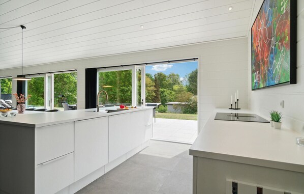 ثلاجة، فرن، غسالة أطباق، ماكينة لصنع القهوة/الشاي