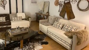 A living room with a sofa, armchairs, a coffee table, and a fireplace. - The heart of Fontainebleau (Fontainebleau)