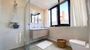 Dusche, Handtücher, Seife, Toilettenpapier