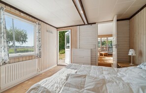 3 quartos, ferros/tábuas de passar roupa, berço de viagem