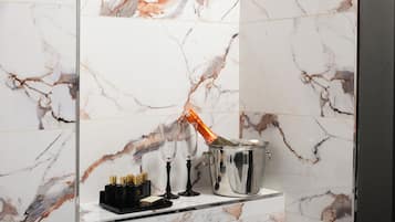Exclusieve suite | Badkamer | Gratis toiletartikelen, een haardroger, pantoffels