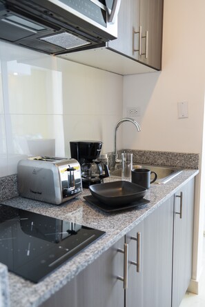 Fridge, microwave, stovetop, coffee/tea maker - OCEAN VIEW - STUDIO APARTMENT (Panamá)