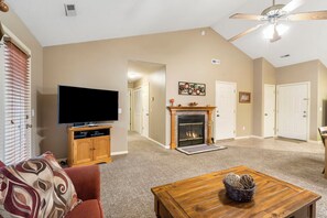 Een smart-tv en een open haard