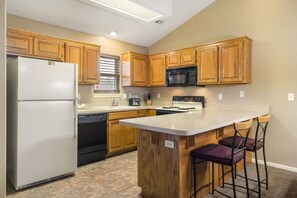 Frigorifero, microonde, forno, piano cottura