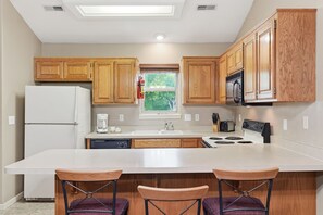 Fridge, microwave, oven, stovetop - Golf Condo + Connecting Suite at StoneBridge Resort (Reeds Spring)
