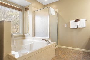 Combined shower/tub, jetted tub, hair dryer, towels