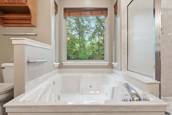 Combined shower/tub, jetted tub, hair dryer, towels