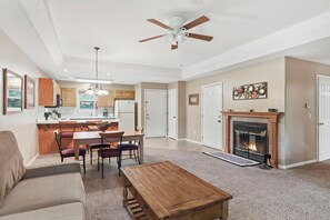 Smart TV, fireplace, DVD player - Condo & Suite with Lock-off Connection in Serene, Gated Community (Reeds Spring)