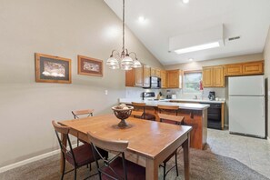 Dining - Gorgeous, Gated Golf Community! Condo + Suite with Lock-off Access (Reeds Spring)