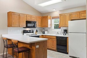 Fridge, microwave, oven, stovetop - Gorgeous, Gated Golf Community! Condo + Suite with Lock-off Access (Reeds Spring)