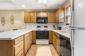 Frigorifero, microonde, forno, piano cottura