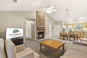 Smart TV, fireplace - Lovely Condo in a Gorgeous, Gated Community near Silver Dollar City (Reeds Spring)