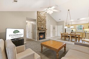 Smart TV, fireplace, DVD player - Enjoy a Serene View from the Balcony! Condo + Connecting Suite (Reeds Spring)