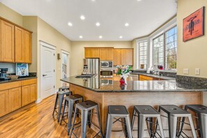 Fridge, microwave, oven, stovetop - Alder Breeze & 8 Quiet Acres (Neotsu)