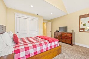 5 bedrooms, iron/ironing board, free WiFi, bed sheets