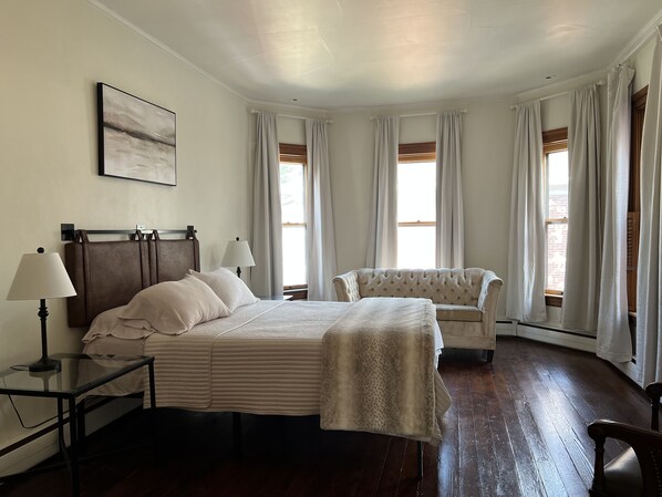 4 chambres, bureau, fer et planche à repasser, accès au Wi-Fi (inclus)