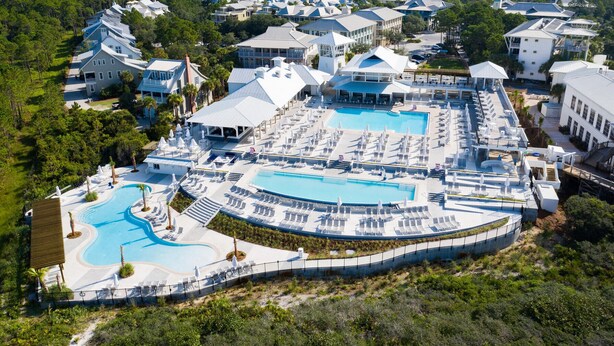 Oversigtsbillede af et resort med flere swimmingpools, loungeområder og forskellige bygninger.