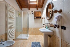 Family Room | Bathroom | Bathtub, designer toiletries, hair dryer, towels - Villa Jolly Venezia (Mestre)